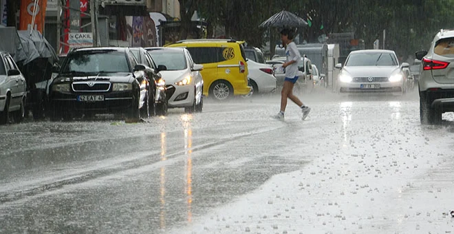 Antalya’da hava sıcaklığı 15 dakikada 16 derece birden düştü tatilciler ise zor anlar yaşadı.