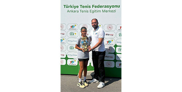 10 Yaş Yaz Kupası Tenis Turnuvası Şampiyonu Defne Dikici(Özel Haber)