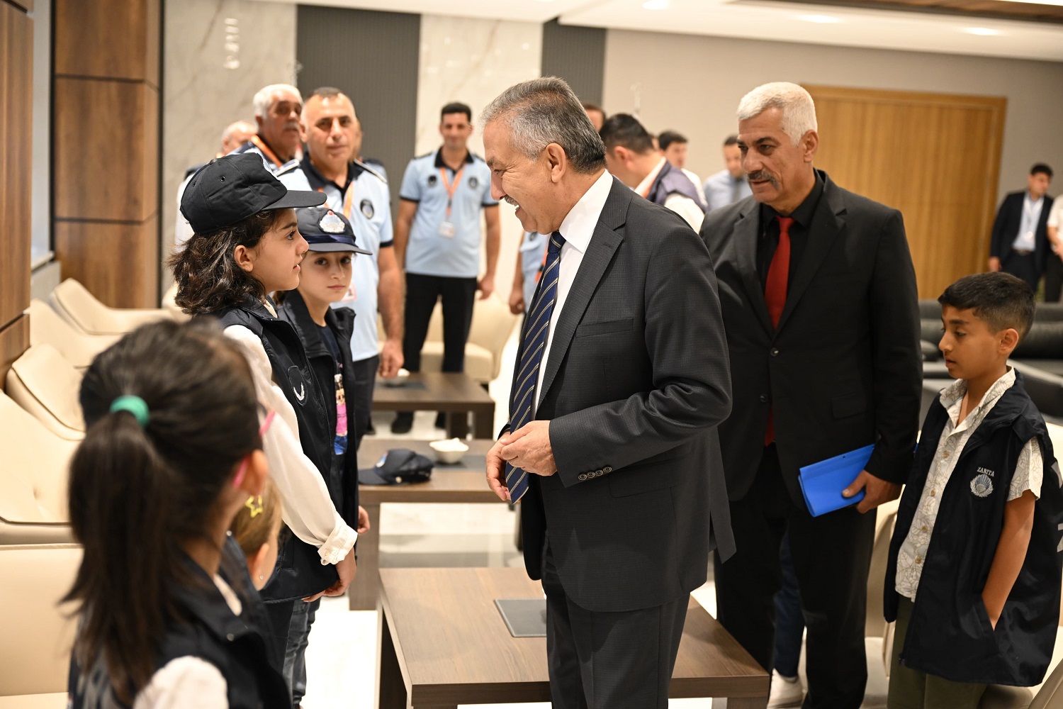 Yeşilyurtta minik zabıtalar sevimlilikleriyle dikkat çekiyorlar