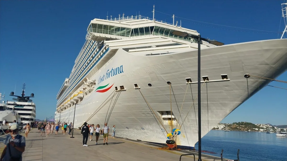 Bodrum, iki kruvaziyer ile 2 bin 881 yolcuyu ağırladı