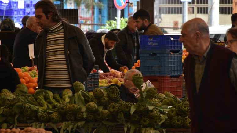 Vatandaşı aldatan pazarcıya ceza: Tartıyla kontrol ediyorlar