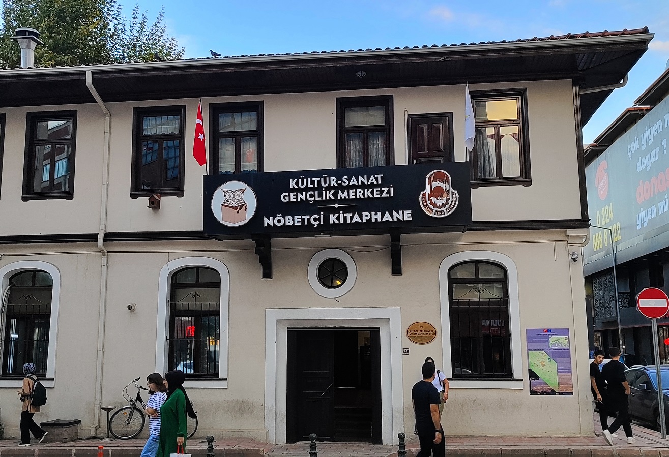 Nöbetçi Kitaphane İle Gençler Geleceğe Hazırlanıyor