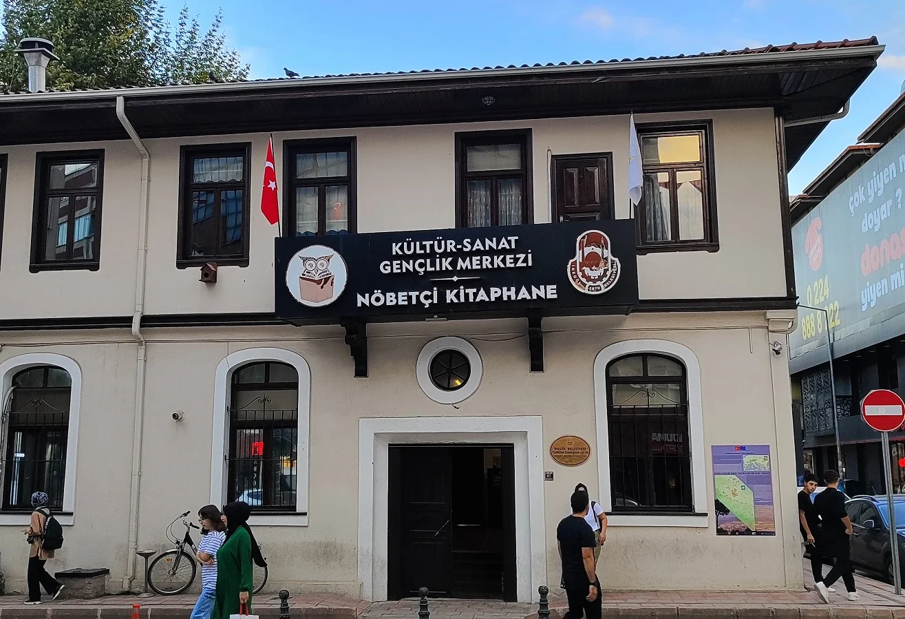 Nöbetçi Kitaphane İle Gençler Geleceğe Hazırlanıyor