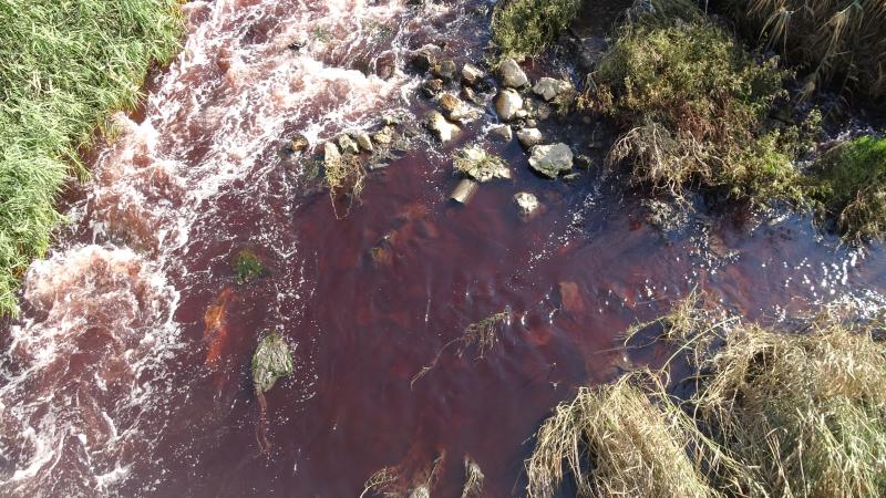 Bursa Ovası’nı besleyen dere kırmızı akmaya başladı