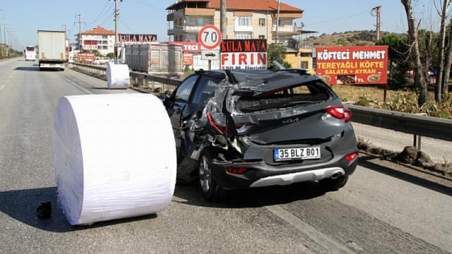 Kağıt bobini otomobilin üzerine düştü