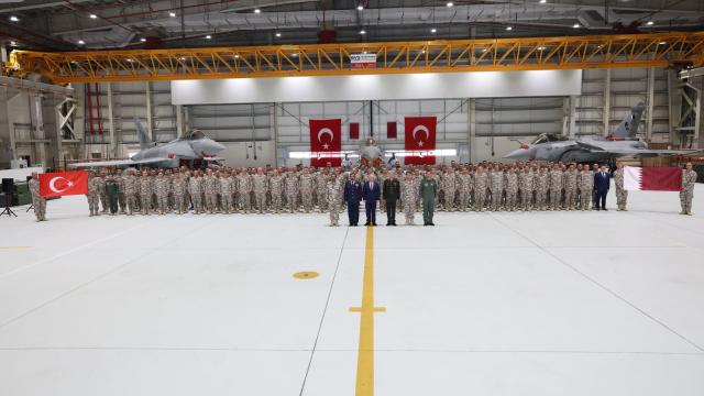 Bakan Güler, Katar’da görev yapan Türk askerlerini ziyaret etti