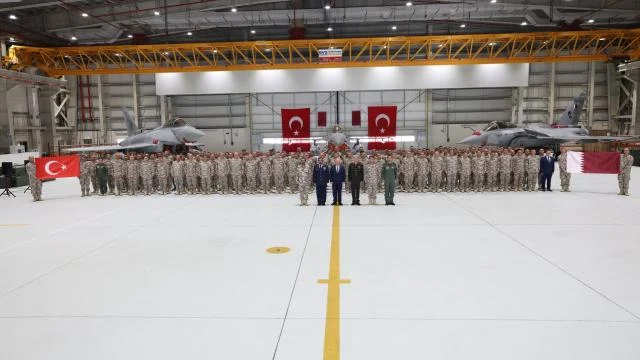 Bakan Güler, Katar’da görev yapan Türk askerlerini ziyaret etti
