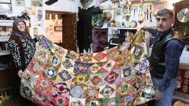 Antika tutkunu emekli memur, 35 yıldır eşiyle biriktirdiği eşyaları evinde sergiliyor