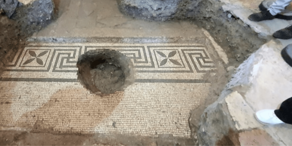 Demre Müze Müdürlüğü Noel Baba’nın ayak bastığı mozaiği kapattı