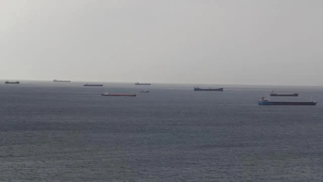 Fırtınadan kaçan gemiler Sinop Limanı’na demirledi