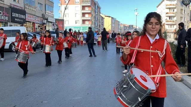 Karaman’da ilkokul öğrencilerinin bando gösterisi büyük beğeni topladı
