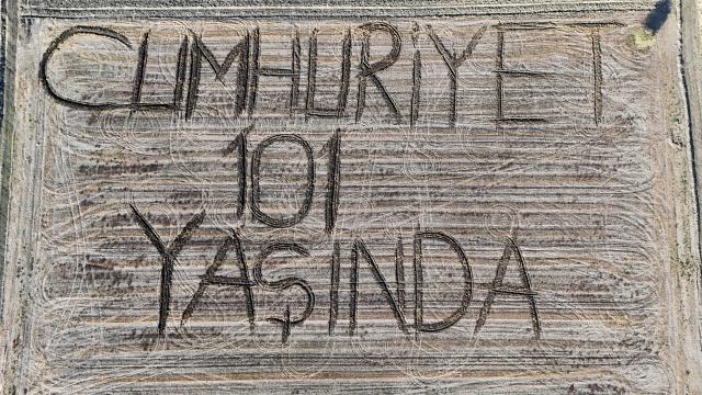 Kırklarelili çiftçi Cumhuriyet sevdasını tarlasına yansıttı