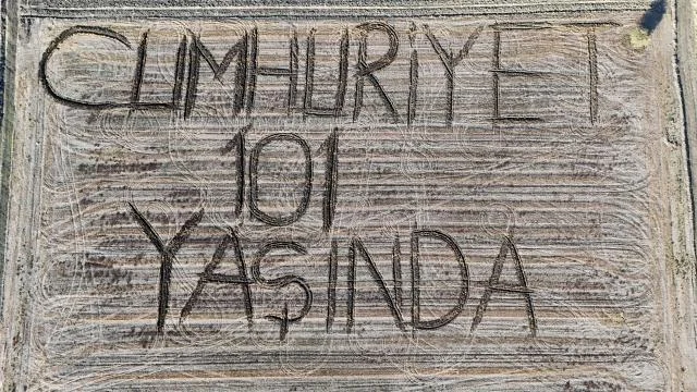 Kırklarelili çiftçi Cumhuriyet sevdasını tarlasına yansıttı