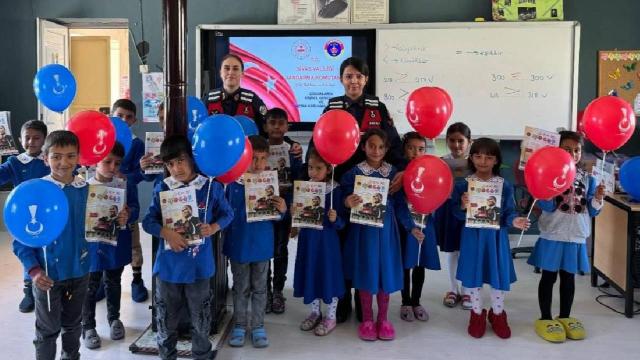 Gürün’de jandarma öğrencilere kişisel güvenlik ve suçtan korunma eğitimi verdi