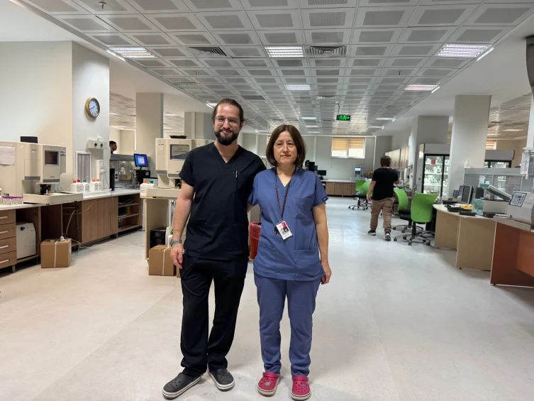 Anne ve oğul aynı hastanede beraber şifa dağıtıyor