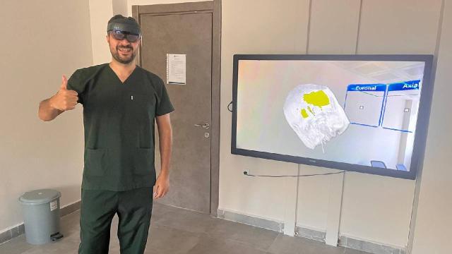 Akademisyen çiftin geliştirdiği yazılımın entegre edildiği gözlük, tıp eğitiminde kullanılacak