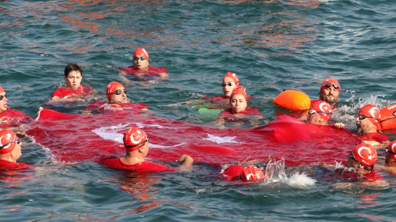 Tekirdağ’da yüzücüler, Cumhuriyetin 101. yılında 1923 kulaç attı