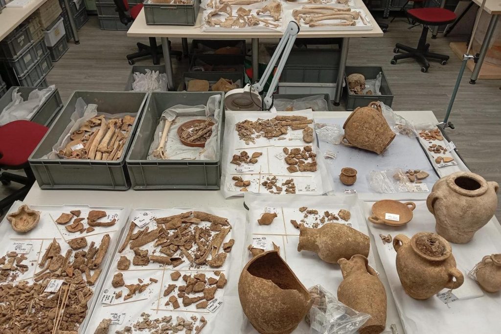 Personel için otoparktaki çalışmalar sırasında bulunan 2.300 yıllık Pön mezar kompleksi