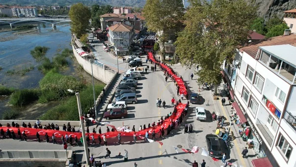 Çorum’da vatandaşlar dev Türk bayrağı ile yürüdü