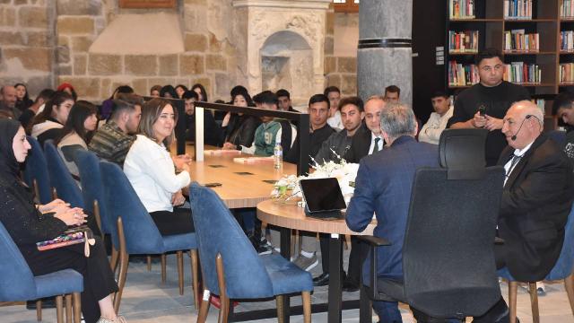 Niğde Valisi Çelik okuyucu-yazar etkinliğinde öğrencilerle buluştu