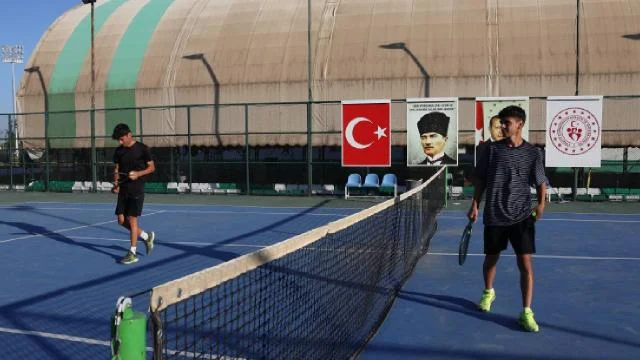 Iğdır’ın genç tenisçileri artık Türkiye’nin en iyi liginde raket sallayacak