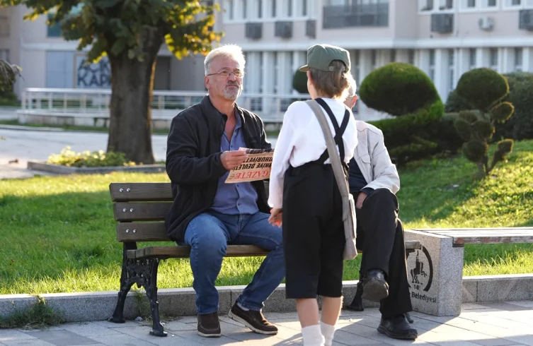 “Gazeteci çocuk” maziyi canlandırdı: ‘Yazıyor, Cumhuriyet’in ilanını yazıyor!’