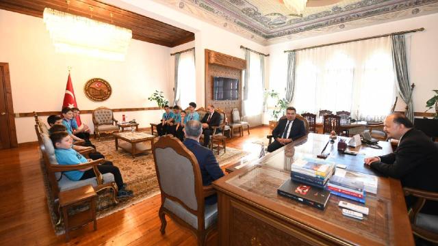 “16. Uluslararası MEB Robot Yarışması”nda dereceye giren öğrenciler Vali Dallı’yı ziyaret etti