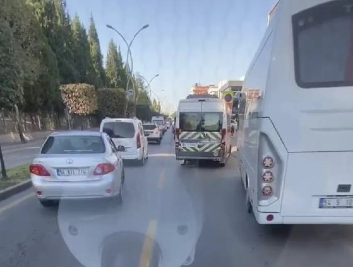 Ambulans geçişinde fermuar sistemi sorunu çözdü