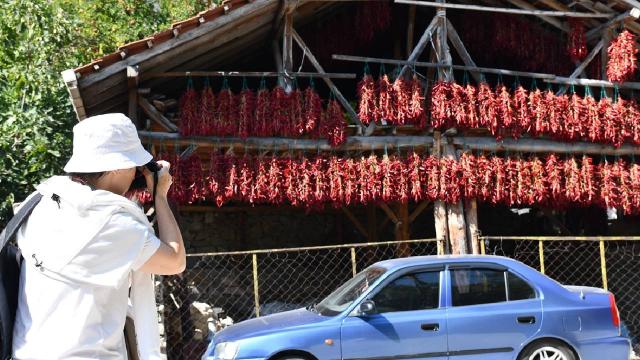 Bilecik’in tescilli biberinin kurutulduğu köy fotoğrafçıları ağırlıyor