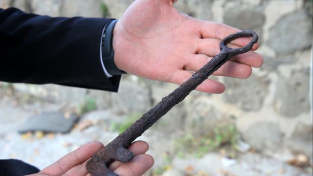 Bitlis Kalesi’nde saraya ait olduğu değerlendirilen anahtar ile aparatları bulundu