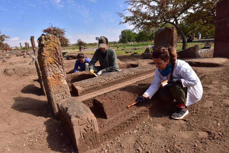 Selçuklu Meydan Mezarlığı’nda 6 sanduka mezar gün yüzüne çıkarıldı