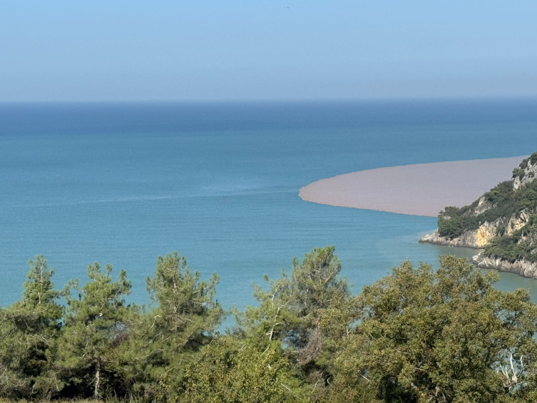 Bartın’da çamurlu su denizin rengini değiştirdi