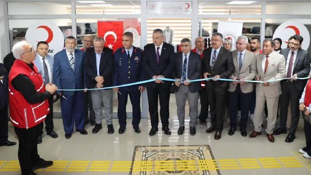 Amasya’da öğrenciler için Kızılay Butik açıldı