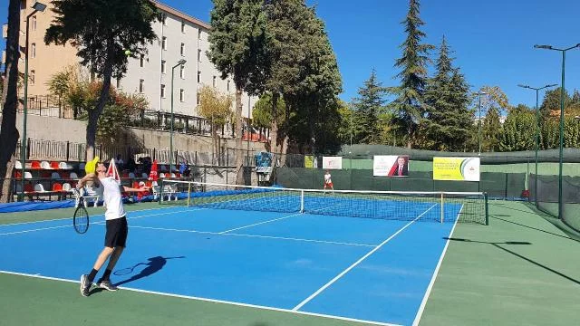 Demirci’deki tenis turnuvası 60 sporcunun katılımıyla başladı