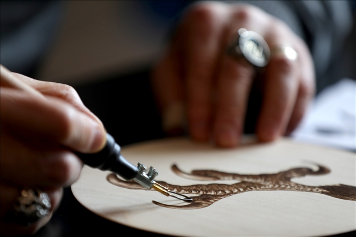 Ahşabı sabırla yakarak, sanat eserlerine dönüştürüyor