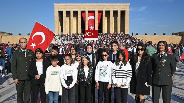 Bakan Güler’in davetlisi Hakkarili öğrenciler Anıtkabir’i ziyaret etti