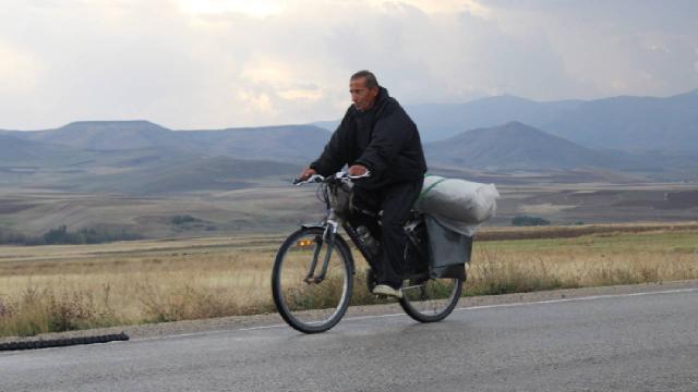 Dünya barışı için bisikletiyle 40 yılda 80 ülke gezdi