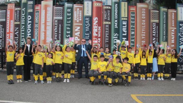 Kitap desenli okul duvarı okumaya teşvik ediyor