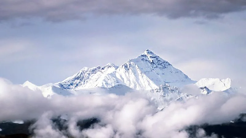Everest Dağı yılda yaklaşık 2 milimetre uzuyor
