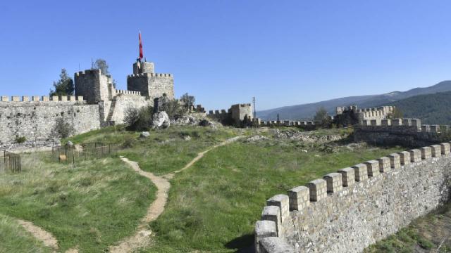 Sinop’ta sarp kayalıklar üzerine kurulu Boyabat Kalesi dikkat çekiyor