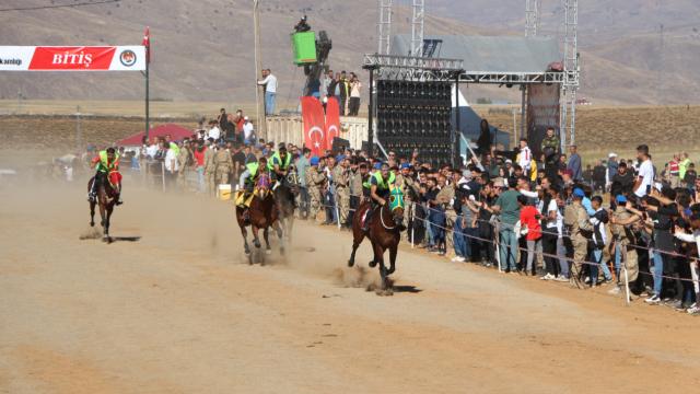 Bingöl’de geleneksel at yarışları yapıldı