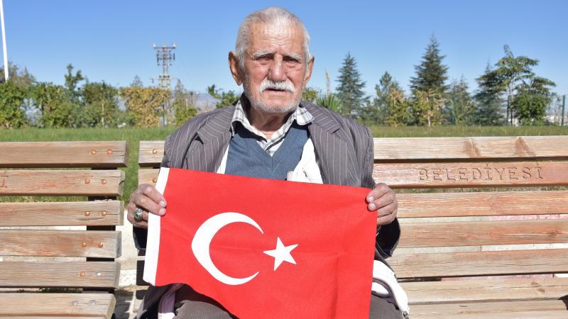 ‘Ayyıldız dede’ yaptığı bağışlarla madalya ve berat ile onurlandırıldı