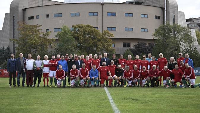 Siyasete “dostluk maçı” molası