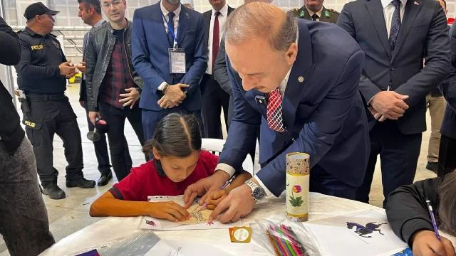 Isparta’da “Bilimin Işığında Parlayanlar” şenliği başladı