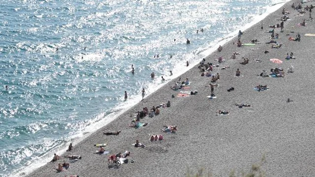 Antalya’da sıcak hava nedeniyle sahillerdeki yoğunluk sürüyor