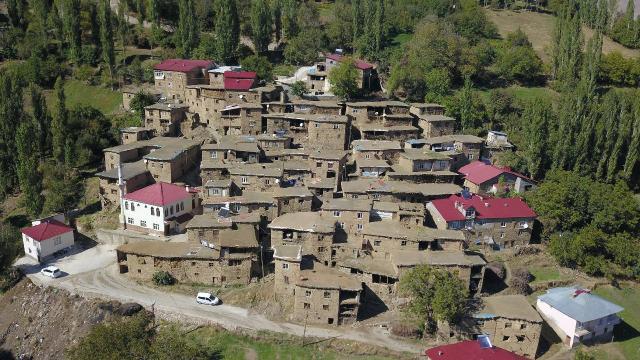 Hizan’daki taş evler yılın her döneminde ilgi görüyor