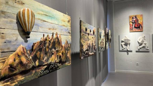 Kayseri’de atık malzemelerden yapılan rölyeflerin sergisi açıldı