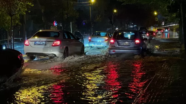 Sağanak ve fırtına dakikalar içinde etkili oldu, çatılar uçtu, minareler devrildi