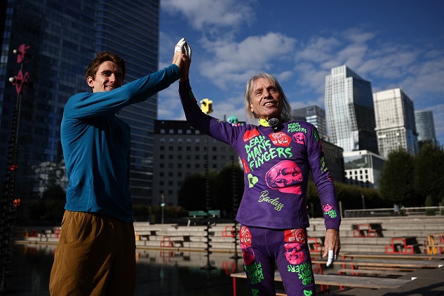 62 yaşındaki “Örümcek Adam” Paris’te ip ya da emniyet ekipmanı kullanmadan 187 metrelik gökdelene tırmandı