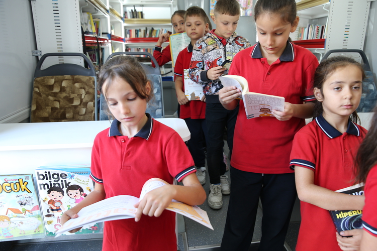 Gezici Kütüphane, köy okullarındaki öğrencilerin okuma alışkanlığını geliştiriyor